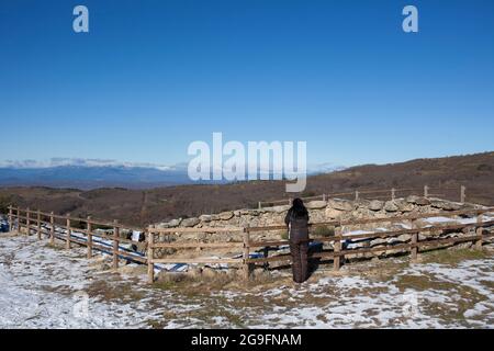 Visitatore osservando una vecchia trappola Corral de Lobos o Lupi. La Garganta, Extremadura, Spagna Foto Stock