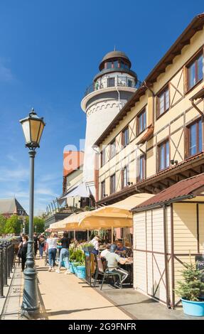 Kaliningrad, Russia - 10 maggio 2021: Terrapieno di Pregolya nel villaggio di pescatori nella giornata di sole Foto Stock