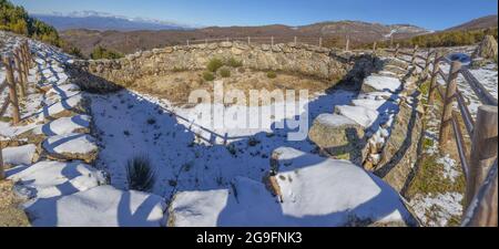 Corral de Lobos o lupi trappola. Alta parete profonda buca dove lupi è stato spinto per essere sterminato. La Garganta, Extremadura, Spagna Foto Stock