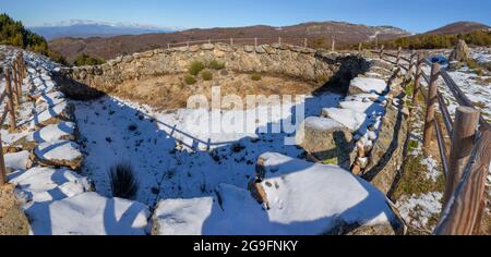 Corral de Lobos o lupi trappola. Alta parete profonda buca dove lupi è stato spinto per essere sterminato. La Garganta, Extremadura, Spagna Foto Stock