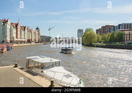 Kaliningrad, Russia - 10 maggio 2021: Motoscafo ormeggiato con Pregolya e vista sul paesaggio urbano in giornata di sole Foto Stock