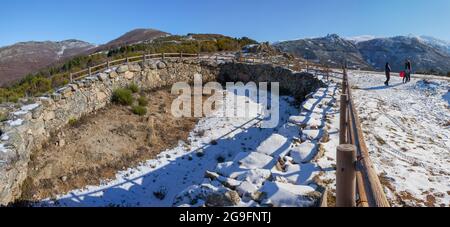 La famiglia gioca vicino alla vecchia Corral de Lobos o alla trappola dei Lupi. La Garganta, Extremadura, Spagna Foto Stock