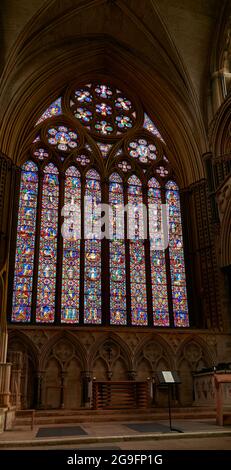 La vetrata est della cattedrale cristiana medievale di Lincoln, Inghilterra. Foto Stock