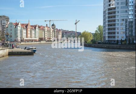 Kaliningrad, Russia - 10 maggio 2021: Vista sul fiume Pregolya con il paesaggio urbano di Kaliningrad Foto Stock