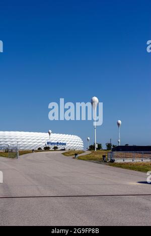 Monaco di Baviera, Germania - 08 26 2011: Stadio Allianz Arena a Monaco di Baviera, Germania in una giornata estiva. Foto Stock