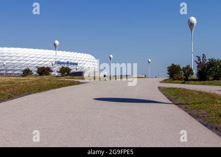 Monaco di Baviera, Germania - 08 26 2011: Stadio Allianz Arena a Monaco di Baviera, Germania in una giornata estiva. Foto Stock