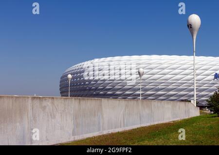 Monaco di Baviera, Germania - 08 26 2011: Stadio Allianz Arena a Monaco di Baviera, Germania in una giornata estiva. Foto Stock