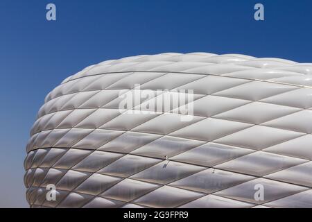 Monaco di Baviera, Germania - 08 26 2011: Stadio Allianz Arena a Monaco di Baviera, Germania in una giornata estiva. Foto Stock