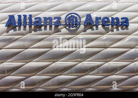 Monaco di Baviera, Germania - 08 26 2011: Stadio Allianz Arena a Monaco di Baviera, Germania in una giornata estiva. Foto Stock