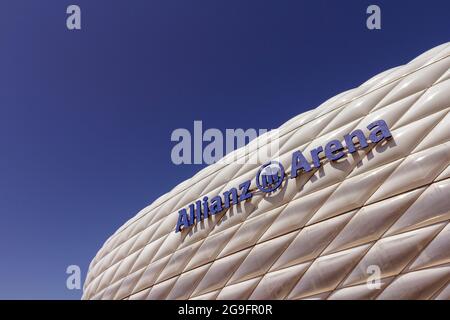 Monaco di Baviera, Germania - 08 26 2011: Stadio Allianz Arena a Monaco di Baviera, Germania in una giornata estiva. Foto Stock