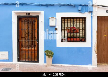 Primo piano di porte e finestre di case di pescatori blu a Villajoyosa, Spagna Foto Stock