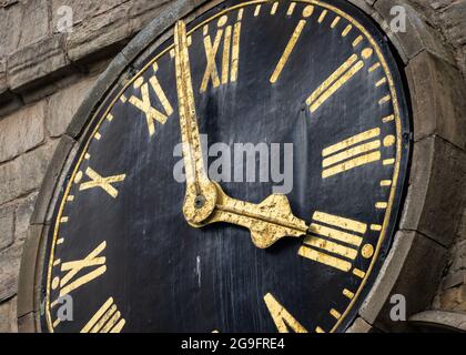 Antico orologio chiesa vecchia vintage faccia di cesterfield covata guglia con foglia d'oro numeri romani quattro ore Foto Stock