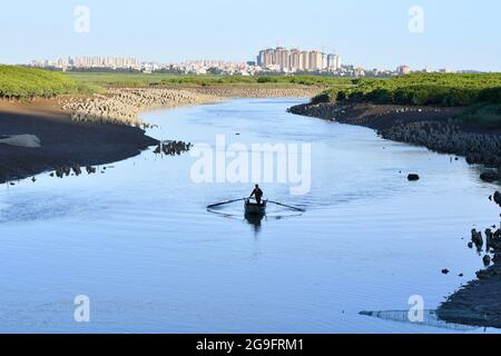 (210726) -- QUANZHOU, 26 luglio 2021 (Xinhua) -- UN pescatore fila una barca sul fiume a Quanzhou, la provincia di Fujian della Cina sudorientale, 7 luglio 2021. Quanzhou si trova sulla costa sud-orientale della provincia cinese di Fujian. Nelle dinastie Song (960-1279) e Yuan (1271-1368), Quanzhou era conosciuto come 'il porto più grande dell'est'. Con numerose navi mercantili provenienti da Oriente e Occidente che vengono e vanno giorno e notte, la prosperità della città è stata vividamente registrata in molti materiali storici e 'i Viaggi di Marco Polo', che racconta il viaggio dell'esploratore italiano verso Oriente. Come altro Foto Stock