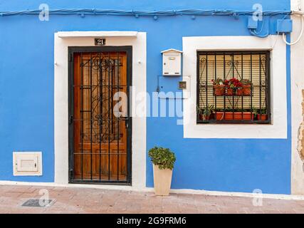 Primo piano di porte e finestre di case di pescatori blu a Villajoyosa, Spagna Foto Stock