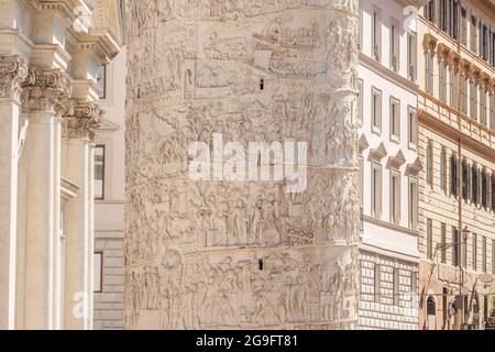 Colonna di Traiano sulle strade di Roma, Italia. Foto Stock