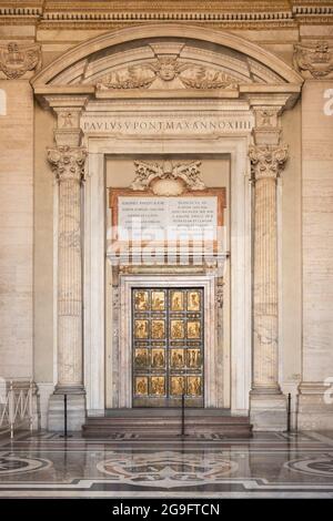 La famosa Porta Santa nella Basilica di San Pietro in Vaticano. Roma, Italia Foto Stock