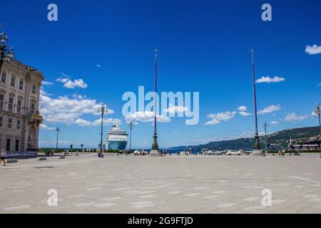 Trieste, Italia - 16 luglio 2017: Persone a piedi in Piazza unita d'Italia in una giornata di sole Foto Stock