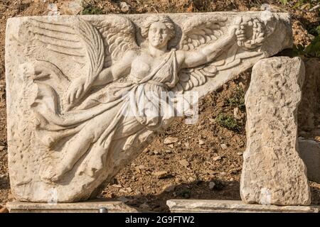 Antico bassorilievo della dea della vittoria Nika nell'antica città di Efeso, Turchia. Foto Stock