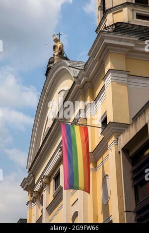 Bandiera arcobaleno presso la chiesa di Ursulinen Sankt Corpus Christi sulla via Machabaeer, Colonia, Germania. Regenbogenfahne an der Ursulinenkirche Sankt Cor Foto Stock