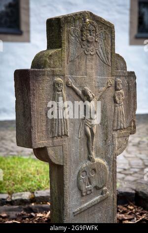 Lapide sul cimitero presso la chiesa romanica di San Giorgio a Troisdorf-Altenrath, Troisdorf, Nord Reno-Westfalia, Germania. Grabstein auf dem F Foto Stock