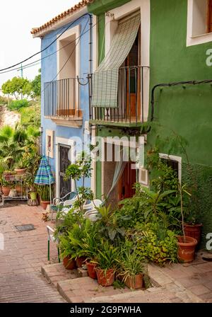 Primo piano di case colorate con vasi di fiori a Villajoyosa, Spagna Foto Stock