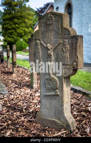 Lapide sul cimitero presso la chiesa romanica di San Giorgio a Troisdorf-Altenrath, Troisdorf, Nord Reno-Westfalia, Germania. Grabstein auf dem F Foto Stock