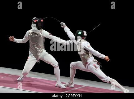 (210726) -- TOKYO, 26 luglio 2021 (Xinhua) -- Cheung Ka Long (L) della Cina di Hong Kong compete con Alexander Choupenitch della Repubblica Ceca durante la semifinale individuale maschile in lamina ai Giochi Olimpici di Tokyo 2020 a Tokyo, Giappone, il 26 luglio 2021. (CAN Xinhua/Cao) Foto Stock