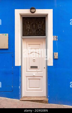 Primo piano della porta della casa dei pescatori blu a Villajoyosa, Spagna Foto Stock