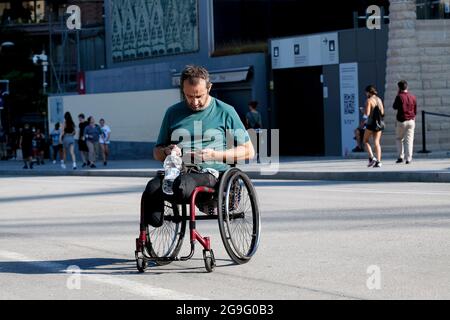 Un artista disabile locale conta i soldi che ha fatto dai turisti, Barcellona, Spagna. Foto Stock