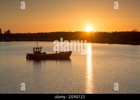 Barca da pesca al tramonto, Ummanz, Ruegen, Meclemburgo-Pomerania occidentale, Germania Foto Stock