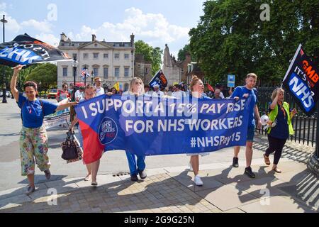 Londra, Regno Unito. 20 luglio 2021. I dimostranti attraversano Piazza del Parlamento. I membri dell'Unione, i lavoratori dell'NHS e i sostenitori si sono riuniti a Westminster per chiedere un aumento salariale del 15% per tutti i lavoratori dell'NHS, in seguito all'aumento dell'1% proposto dal governo, e hanno marciato verso il 10 di Downing Street per presentare la loro petizione. Foto Stock
