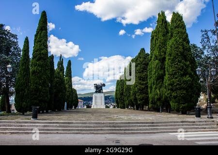 Trieste, Italia - 16 luglio 2017: Vista di un Memoriale di guerra sulla collina di San giusto in un giorno di sole Foto Stock