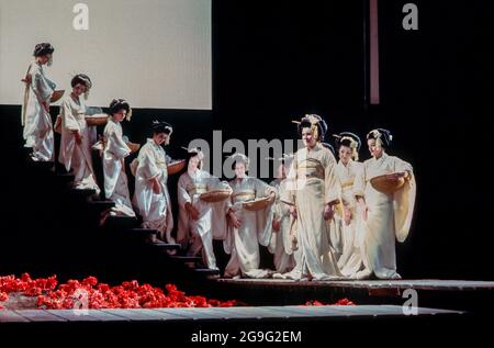 Davanti a destra: Janice Cairns (Cio-Cio-San / Madam Butterfly) con bridesmaids in MADAM BUTTERFLY di Puccini all'Opera Nazionale Inglese (ENO), London Coliseum, London WC2 1988 music: Giacomo Puccini libretto: Luigi Illica e Giuseppe Giacosa direttore: Lionel progetto amico: Stefanos Lazaridis illuminazione originale: Richardson regista rivisitato da Matthew Taylor: Stefanos Taylor Taylor Graham Vick Foto Stock