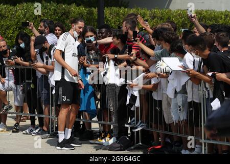 Adrien Rabiot di Juventus firma autografi e posa per foto mentre lascia il J Medical Center dopo una visita medica al ritorno in servizio, Torino. Data immagine: 25 luglio 2021. L'immagine di credito dovrebbe essere: Jonathan Moscop/Sportimage Foto Stock