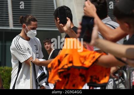 Adrien Rabiot di Juventus firma autografi e posa per foto mentre lascia il J Medical Center dopo una visita medica al ritorno in servizio, Torino. Data immagine: 25 luglio 2021. L'immagine di credito dovrebbe essere: Jonathan Moscop/Sportimage Foto Stock