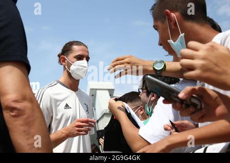 Adrien Rabiot di Juventus firma autografi e posa per foto mentre lascia il J Medical Center dopo una visita medica al ritorno in servizio, Torino. Data immagine: 25 luglio 2021. L'immagine di credito dovrebbe essere: Jonathan Moscop/Sportimage Foto Stock