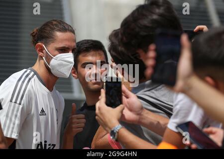 Adrien Rabiot di Juventus firma autografi e posa per foto mentre lascia il J Medical Center dopo una visita medica al ritorno in servizio, Torino. Data immagine: 25 luglio 2021. L'immagine di credito dovrebbe essere: Jonathan Moscop/Sportimage Foto Stock