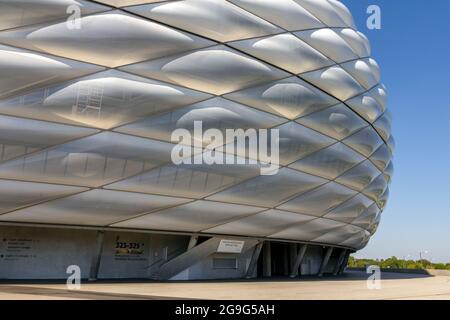 Monaco di Baviera, Germania - 08 26 2011: Stadio Allianz Arena a Monaco di Baviera, Germania in una giornata estiva. Foto Stock