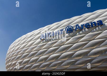 Monaco di Baviera, Germania - 08 26 2011: Stadio Allianz Arena a Monaco di Baviera, Germania in una giornata estiva. Foto Stock