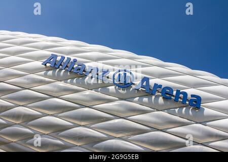 Monaco di Baviera, Germania - 08 26 2011: Stadio Allianz Arena a Monaco di Baviera, Germania in una giornata estiva. Foto Stock