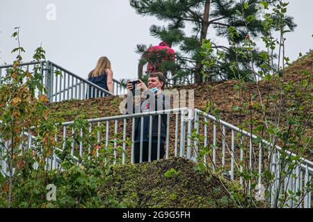 MARBLE ARCH LONDRA 26 LUGLIO 2021 . Un visitatore scatta fotografie dalla cima dell'installazione di Marble Arch Mound aperta al pubblico oggi . Il Marble Arch Mound è un'installazione temporanea commissionata dal Westminster City Council con un tumulo scavato con una piattaforma di osservazione e offre una vista sul West End e su Hyde Park ed è basato su una struttura di ponteggi ed è coperto da erba naturale, manifestare la visione più ampia del consiglio per il distretto di un futuro più verde. Credit amer Ghazzal/Alamy Live News Foto Stock