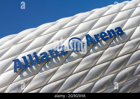 Monaco di Baviera, Germania - 08 26 2011: Stadio Allianz Arena a Monaco di Baviera, Germania in una giornata estiva. Foto Stock