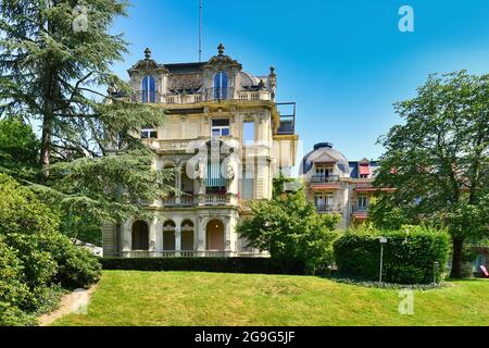 Baden-Baden, Germania - Luglio 2021: Villa privata nel parco storico chiamato 'Lichtentaler alle' in città di villeggiatura di salute Foto Stock