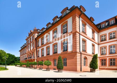 Angolo di palazzo barocco chiamato 'Castello Biebrich', una residenza ducale costruita nel 1702 a Wiesbaden in Germania Foto Stock