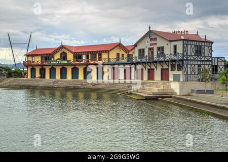 Edifici storici sul lungomare di Wellingon, Nuova Zelanda. Il Boatshed (1874) e il Wellington Rowing Club (1894) Foto Stock