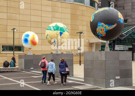 Te Papa Tongarewa Museum a Wellington, Nuova Zelanda. Le sculture del globo all'esterno sono una mostra chiamata 'altri Mondi' Foto Stock