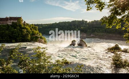 Cascate del Reno e Castello di Laufen a Schaffhausen, Svizzera Foto Stock