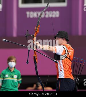 (210726) -- TOKYO, 26 luglio 2021 (Xinhua) -- Gijs Broeksma dei Paesi Bassi compete durante il concorso di squadra di arcieri uomini ai Giochi Olimpici di Tokyo 2020 a Tokyo, Giappone, 26 luglio 2021. (Xinhua/li Gang) Foto Stock
