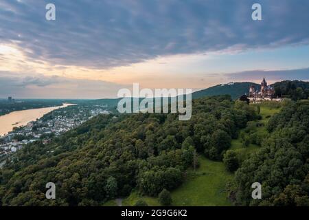 Drachenburg e paesaggio naturale al tramonto nel Koenigswinter Siebengebirge Foto Stock