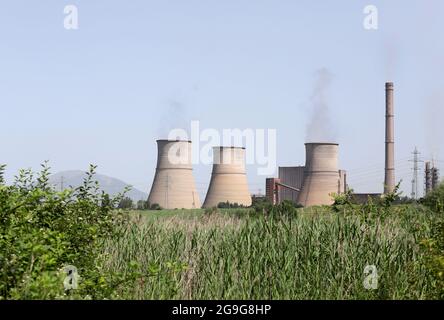 Centrale termica (TPP) Bobov dol con combustione illegale di rifiuti il giugno 2021. TEC o Tets Bobov dol con alto inquinamento atmosferico su un cielo blu. RDF Foto Stock